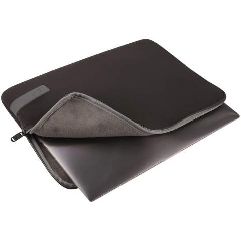 Housse pour ordinateur portable de 14" avec 6 mm de mousse à mémoire de forme dense et doublure intérieure molletonnée pour la protection de l’appareil, ainsi qu’un patch réfléchissant au niveau du panneau avant. Garantie Case Logic : 25 ans.