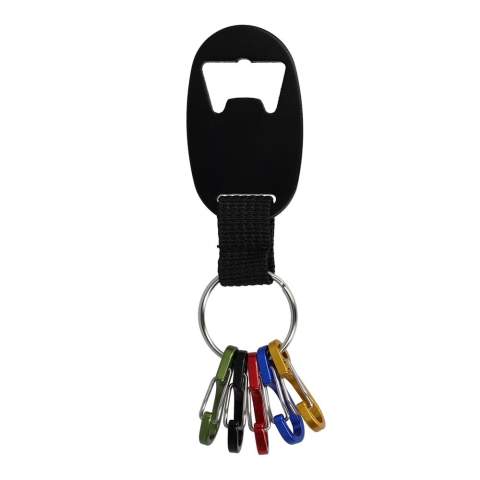 Flaschenöffner-Schlüsselanhänger aus recyceltem Aluminium mit 5 kleinen Karabinerhaken zur Organisation Ihrer Schlüssel. Ein praktisches und umweltfreundliches Accessoire für den täglichen Gebrauch.