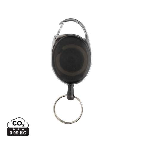 Rolclip-sleutelhanger gemaakt van RCS-gerecycled ABS en zinklegering. Ideaal item voor op kantoor, op een beurs of zelfs tijdens het skiën. Met koord van 60 cm om badge te bevestigen voor gemakkelijke toegang. Met karabijnhaak voor bevestiging aan tas of kleding. Totaal gerecycled materiaal: 34% op basis van het totale gewicht van het item. RCS-certificering zorgt voor een volledig gecertificeerde toeleveringsketen van de gerecyclede materialen. Verpakt in papieren zak.