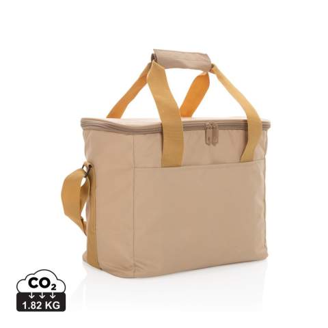 Grand sac isotherme en polyester recyclé à l’extérieur et doublure en PEVA, peut contenir jusqu'à 20 canettes. Avec une poche frontale pour un rangement supplémentaire. Tous les détails de quincaillerie sont de la même couleur que l'extérieur. Incorporant le traceur AWARE™ qui valide l'utilisation authentique de matériaux recyclés. Chaque sac a réutilisé 10,3 bouteilles PET. 2 % des recettes de chaque produit Impact vendu seront reversés à Water.org.