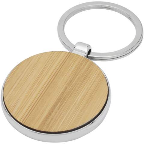 Porte-clés rond de qualité supérieure en bambou avec habillage métallique en alliage de zinc, livré dans une enveloppe en papier recyclé kraft brun. Le diamètre du porte-clés est de 4 cm. Peut être gravé. 