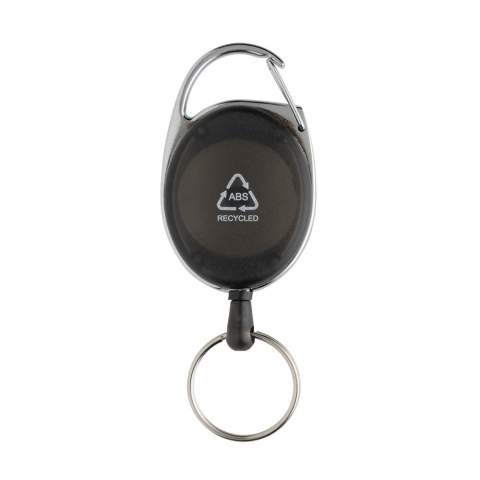 Rolclip-sleutelhanger gemaakt van RCS-gerecycled ABS en zinklegering. Ideaal item voor op kantoor, op een beurs of zelfs tijdens het skiën. Met koord van 60 cm om badge te bevestigen voor gemakkelijke toegang. Met karabijnhaak voor bevestiging aan tas of kleding. Totaal gerecycled materiaal: 34% op basis van het totale gewicht van het item. RCS-certificering zorgt voor een volledig gecertificeerde toeleveringsketen van de gerecyclede materialen. Verpakt in papieren zak.