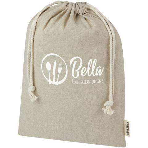 Sac cadeau en coton recyclé certifié GRS avec fermeture à cordon en coton. Idéal pour offrir ou stocker des objets. Dimensions : 30 x 42 cm. Il peut y avoir des variations mineures dans la couleur du produit en raison de la nature du processus de production.