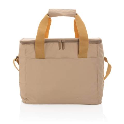 Grand sac isotherme en polyester recyclé à l’extérieur et doublure en PEVA, peut contenir jusqu'à 20 canettes. Avec une poche frontale pour un rangement supplémentaire. Tous les détails de quincaillerie sont de la même couleur que l'extérieur. Incorporant le traceur AWARE™ qui valide l'utilisation authentique de matériaux recyclés. Chaque sac a réutilisé 10,3 bouteilles PET. 2 % des recettes de chaque produit Impact vendu seront reversés à Water.org.