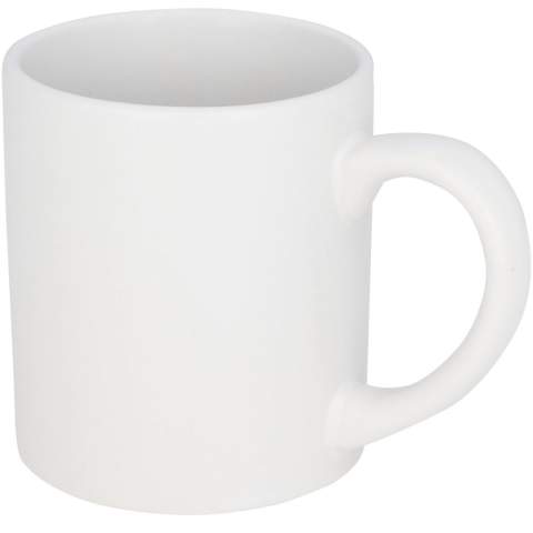 Diese Keramiktasse hat eine spezielle Beschichtung. Das Fassungsvermögen beträgt 210 ml. Verpackt in einer weißen Kartonschachtel.