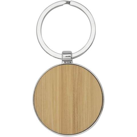Porte-clés rond de qualité supérieure en bambou avec habillage métallique en alliage de zinc, livré dans une enveloppe en papier recyclé kraft brun. Le diamètre du porte-clés est de 4 cm. Peut être gravé. 