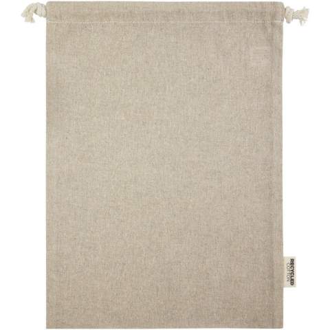 Sac cadeau en coton recyclé certifié GRS avec fermeture à cordon en coton. Idéal pour offrir ou stocker des objets. Dimensions : 30 x 42 cm. Il peut y avoir des variations mineures dans la couleur du produit en raison de la nature du processus de production.