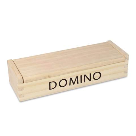 Jouez aux dominos avec ce jeu de dominos en bois de InSideOut. Pouvez-vous relier les mêmes chiffres ? Après avoir joué, les pierres peuvent être rangées dans la boîte en bois avec couvercle à charnière incluse, qui peut être ornée d'un logo. Le jeu se compose de 28 dominos en bois.
