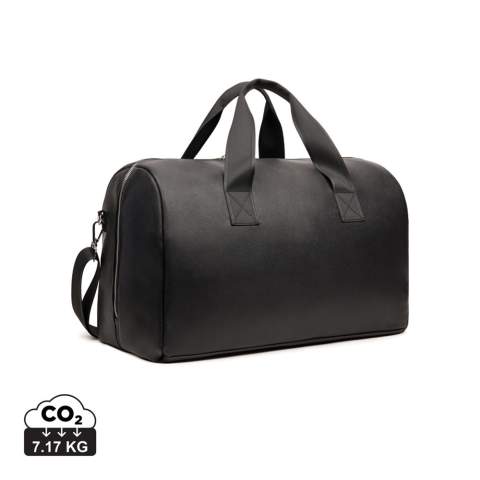 Sac week-end au design épuré. L'extérieur du sac est en PU recyclé RCS, la doublure intérieure est également en matières recyclées. Grande fermeture éclair pour une bonne accessibilité. Poignée confortable et bandoulière réglable pour un sac polyvalent. Fabriqué à partir de 32% de matériaux recyclés certifiés RCS (Recycled Claim Standard), garantissant une chaîne d'approvisionnement entièrement certifiée des matériaux recyclés utilisés. Le contenu recyclé total est basé sur le poids total du produit, reflétant notre engagement envers un approvisionnement responsable. Ce produit contient 24% de polyester recyclé certifié RCS et 7% de PU recyclé certifié RCS.