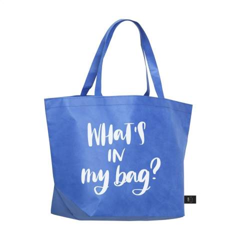 Royale, RPET-non-woven winkel- en strandtas (80 g/m²) met lange hengsels. Gemaakt van gerecyclede PET-flessen. Breed model. Sterk en licht. GRS-gecertificeerd. Totaal gerecycled materiaal: 98%. Inhoud ca. 25 liter.