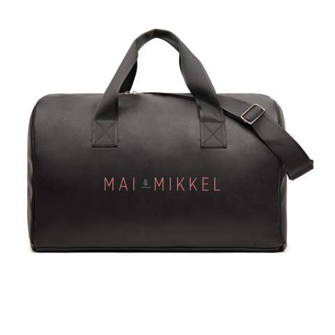 Sac week-end au design épuré. L'extérieur du sac est en PU recyclé RCS, la doublure intérieure est également en matières recyclées. Grande fermeture éclair pour une bonne accessibilité. Poignée confortable et bandoulière réglable pour un sac polyvalent. Fabriqué à partir de 32% de matériaux recyclés certifiés RCS (Recycled Claim Standard), garantissant une chaîne d'approvisionnement entièrement certifiée des matériaux recyclés utilisés. Le contenu recyclé total est basé sur le poids total du produit, reflétant notre engagement envers un approvisionnement responsable. Ce produit contient 24% de polyester recyclé certifié RCS et 7% de PU recyclé certifié RCS.