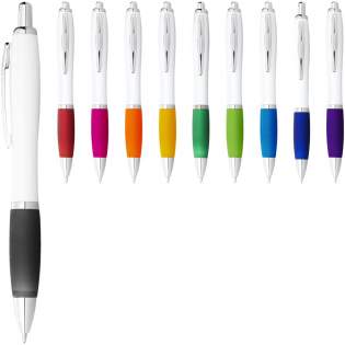 Omdat mensen bijna elke dag schrijven, is het essentieel om een betrouwbare pen te gebruiken. De Nash balpen is een van deze pennen. De balpen is gemaakt van stevig ABS kunststof materiaal dat een lange levensduur biedt. Dankzij het snelle klikmechanisme is de balpen snel in gebruik en heeft een zachte grip, waardoor er minder spanning op het schrijfvlak staat. De Nash balpen is verkrijgbaar in verschillende kleurencombinaties en biedt meerdere mogelijkheden voor het aanbrengen van logo's. 