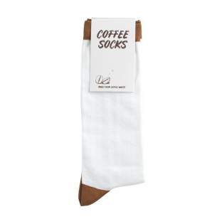 WoW! Socks made from coffee grounds. Coffee grounds remain after brewing and are then used to create this product. This includes making yarn. These socks are knitted from these yarns. The composition of these socks is 59% coffee yarn, 35% recycled polyester and 6% recycled elastane. One-size (41-46). Durable and environmentally friendly.
Worldwide, we produce around 50 billion kilograms of coffee grounds each year. What’s left over just gets thrown away… But not anymore! Coffee grounds are mixed with recycled PET to create coffee yarn. This yarn can then be used to be woven into products like these socks. These socks are not only beautiful because of the design that is based on the color of a freshly made cup of coffee. They also help to reuse our worldwide production of coffee waste. Each item is supplied in an individual brown cardboard box.