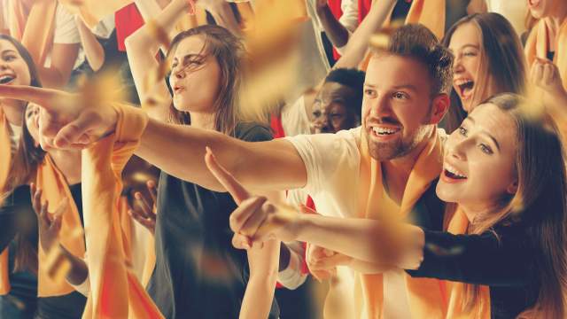 Blog: Hoe gebruik je het EK om jouw klanten fan te maken? EK 2020 supporters met bedrukte supperteritems.