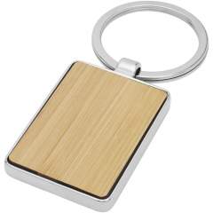 Porte-clés rectangulaire de qualité supérieure en bambou avec habillage métallique en alliage de zinc, livré dans une enveloppe en papier recyclé kraft brun. Les dimensions du porte-clés sont de 5 x 3 cm. Peut être gravé. 