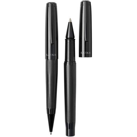 Ballpoint pen and rollerbal pen gift set with black upper and lower barrel with a glossy finish, delivered in a Luxe gift box. Ballpoint pen: 14 cm x 1.45 cm, weight: 40 gr, writing length: 800 m. Rollerbal pen: 13.8 cm x 1.45 cm, weight: 54 gr, writing length: 400 m.
