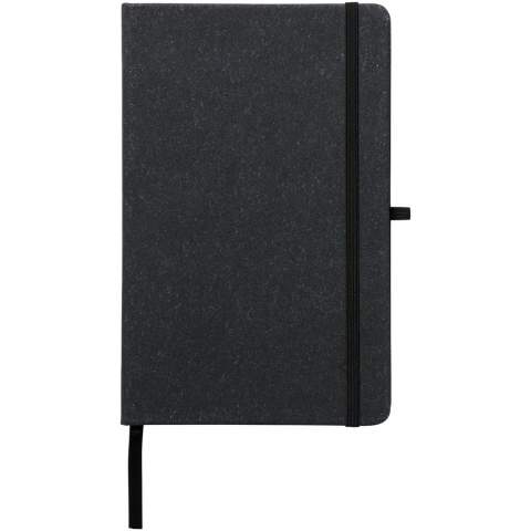 Cahier de référence format A5 avec couverture en chutes de cuir. Comprend une bande élastique, une boucle pour stylo, un marqueur à ruban et 80 feuilles de papier lignées de 80 g/m².
