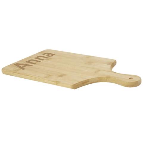 Snijplank gemaakt van bamboe die is ingekocht en geproduceerd volgens duurzame normen. De plank kan ook worden gebruikt voor het serveren van tapas.