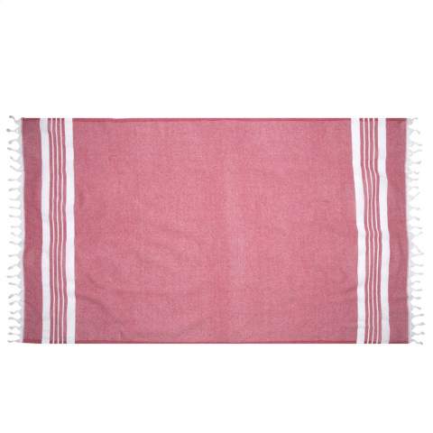 Ein multifunktionales Hamam-Handtuch von Oxious. Hergestellt aus 50% Ökotex-zertifizierter Baumwolle und 50% recycelten industriellen Textilabfällen (140 g/m²). Promo ist ein wunderbar weiches und stylisches Tuch mit weißem Streifenmuster.
Schön als Schal, Kleid auf der Couch, luxuriöses (Hamam-) Tuch oder Handtuch. Das Tuch ist handgefertigt.
Diese schönen, weichen Tücher werden von einheimischen Frauen in einem kleinen Dorf in der Türkei hergestellt. Sie arbeiten dort in einem sozialen Kontext mit Raum für Wachstum und Entwicklung. Die Tücher werden mit Liebe und Sorgfalt für die Umwelt handgefertigt. Mit einem Produkt aus der Oxious-Kollektion kann purer Genuss beginnen. Optional: Einzeln in einem Umschlag  und/oder mit einer Banderole aus Kraftpapier geliefert.