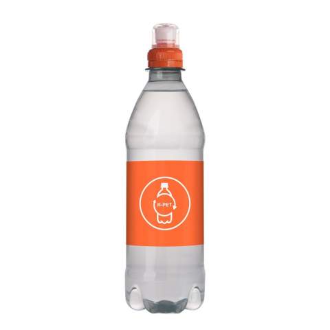 500 ml Quellwasser in einer Flasche aus 100% recyceltem Kunststoff (R-PET) mit Sportverschluss, Pfand Deutschland 0,25€