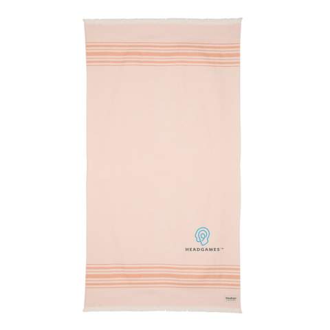 Deze lichtgewicht, zeer absorberende, zandbestendige en sneldrogende handdoek is een van de beste duurzame handdoeken die er zijn. Hammamdoeken zijn multifunctioneel: je kunt hem ook gebruiken als picknick-, babydeken of als yoga-, strand- en gymhanddoek. Zelfs als tafelkleed. Het beste van alles is dat het ultra dunne materiaal gemakkelijk mee te nemen is in je strandtas of koffer. Het is gemaakt van 88% OEKO-TEX-gecertificeerd katoen (er worden geen schadelijke stoffen of kleurstoffen gebruikt tijdens het productieproces.) en 12% gerecycled katoen dat zijdeacht aanvoelt. Met AWARE™ tracer die het echte gebruik van gerecycled katoen valideert. Elke handdoek bespaart 597,8 liter water. 2% van de opbrengst van elk verkocht Impact-product wordt gedoneerd aan Water.org. Gemaakt in Portugal.