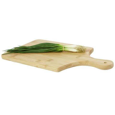 Schneidebrett aus Bambus, das nach nachhaltigen Standards bezogen und produziert wird. Das Brett kann auch zum Servieren von Tapas verwendet werden.
