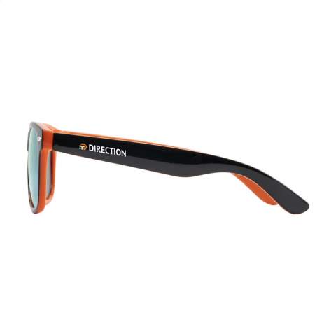 Auffallende Sonnenbrille mit verspiegelten Gläsern. Das Gestell vereint zwei unterschiedliche Farben. Die Farbe der Brillengläser passt perfekt zur Gestellfarbe. Mit UV 400 Schutz (gemäß europäischen Standards).