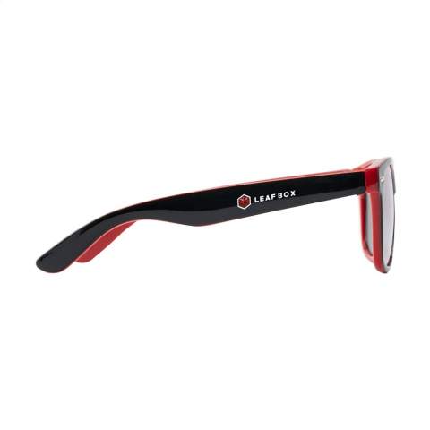 Striking sunglasses with mirrored lenses. With two colours in the frame. The colour of the glass matches perfectly with the colour in the frame. With UV400 protection (according to European standards).